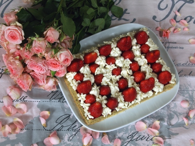 Торт с клубникой и букетом розовых роз