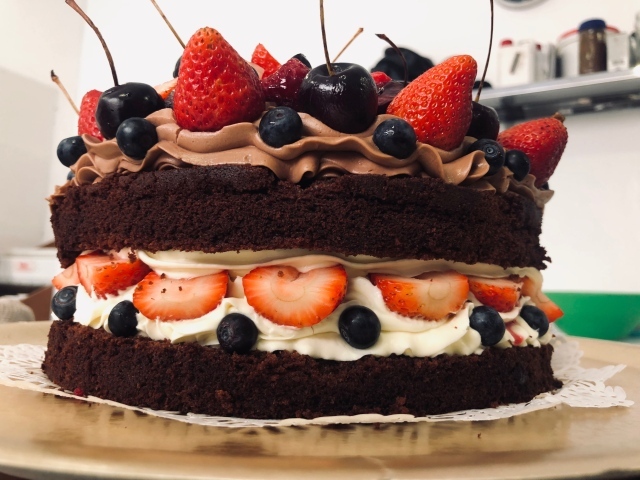 Шоколадный торт с кремом и ягодами