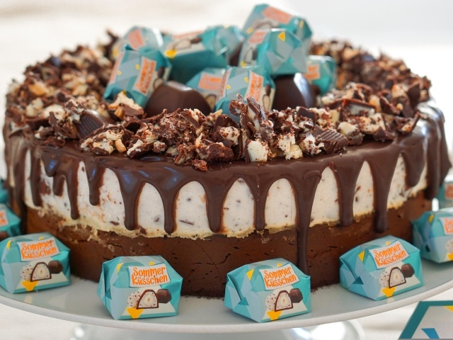 Шоколадный торт с вкусными конфетами