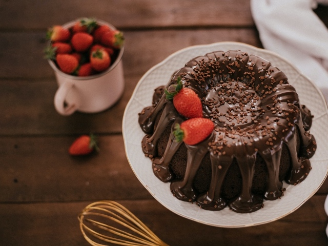 Шоколадный кекс в глазури с ягодами клубники