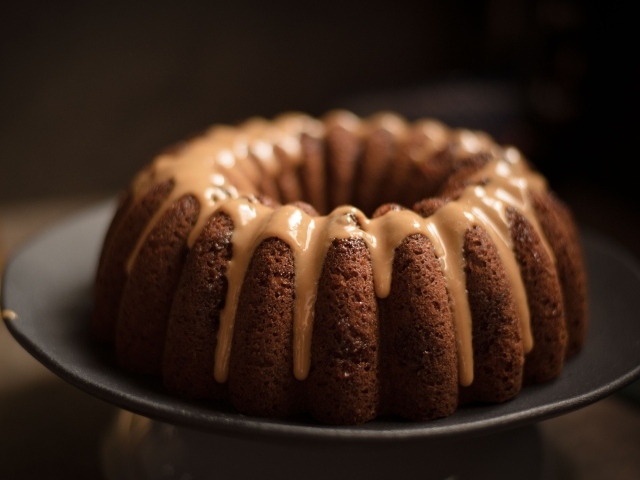 Шоколадный кекс с карамельной глазурью