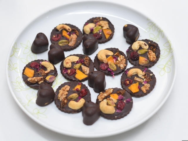 Шоколадные конфеты с орехами на тарелке