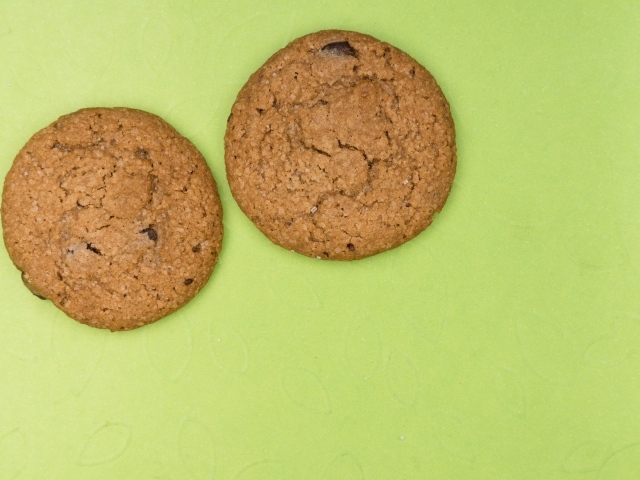 Печенье на зеленом фоне