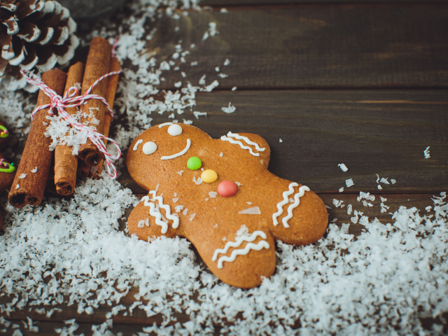 Печенье на столе с кокосовой стружкой и корицей