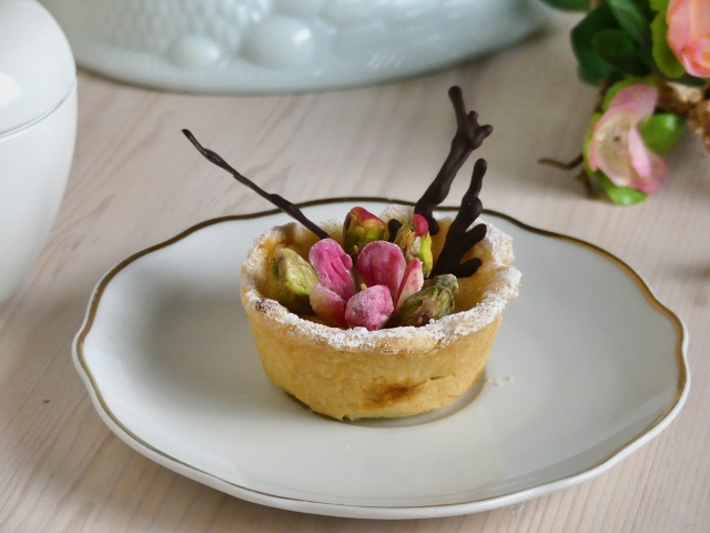 Кекс как произведение искусства на тарелке