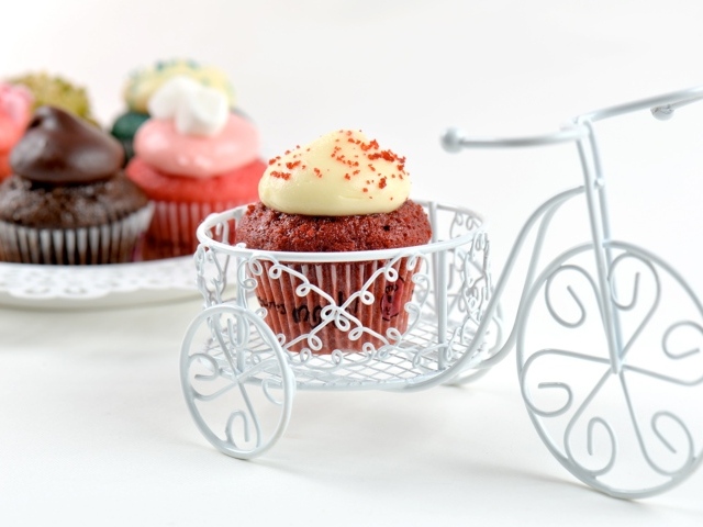 Кекс с кремом с игрушечным велосипедом