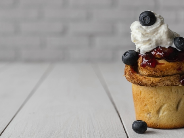 Кекс со взбитыми сливками и ягодами черники