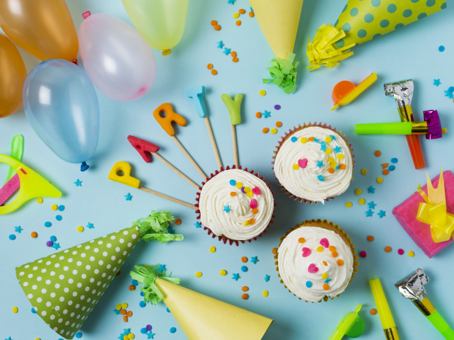 Кексы и праздничный декор на день рождения на голубом фоне