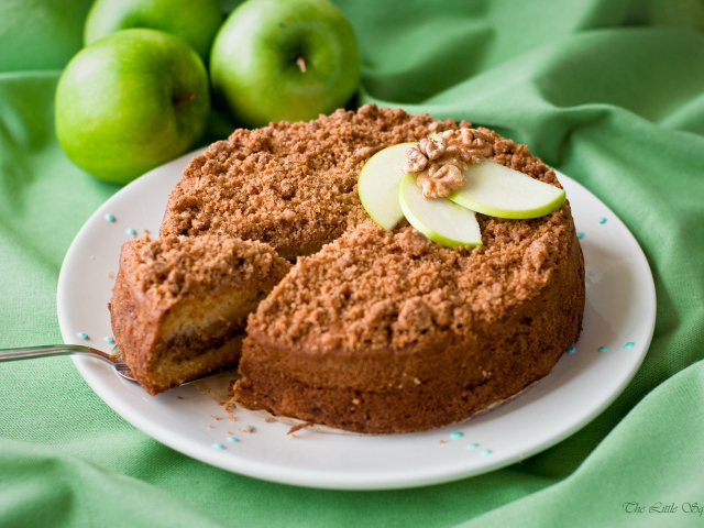Вкусный пирог с кусочками яблока