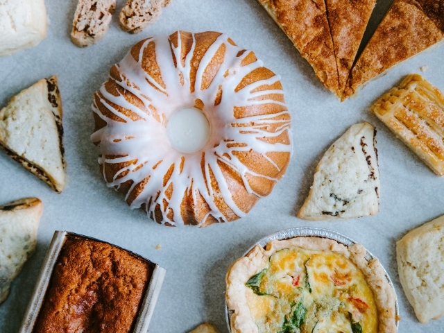 Вкусная сладкая выпечка на столе