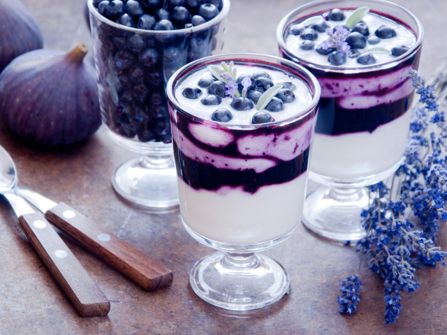 Десерт с ягодами черники и инжиром