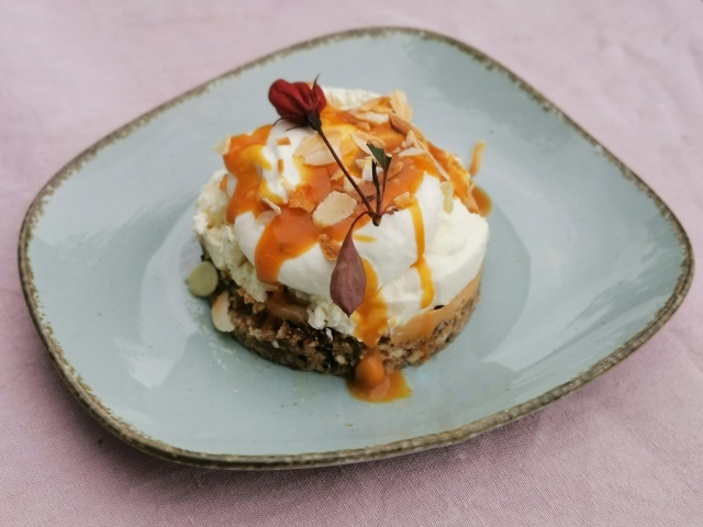 Десерт с кремом на тарелке