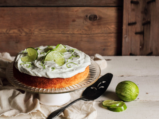 Пирог с кремом и лаймом