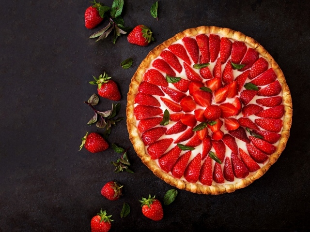 Большой пирог с кремом и ягодами клубники