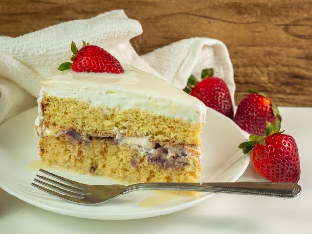 Большой кусок торта с ягодами клубники