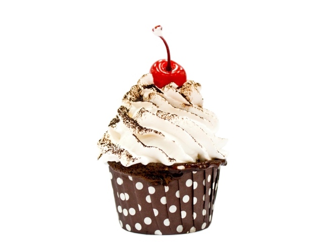 Маффин с белым кремом и вишней