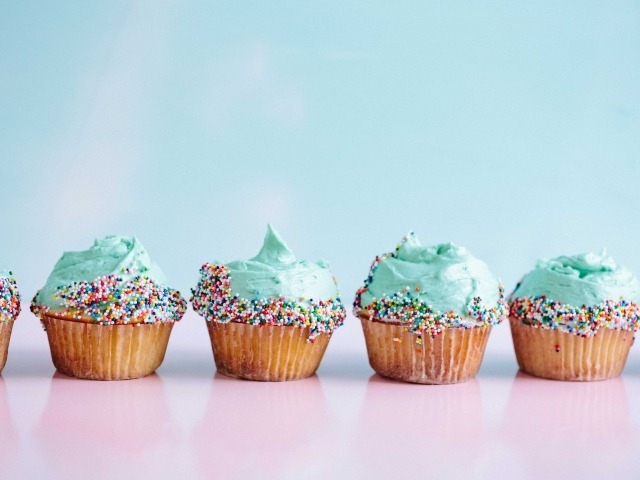 Маффины с голубым кремом на голубом фоне