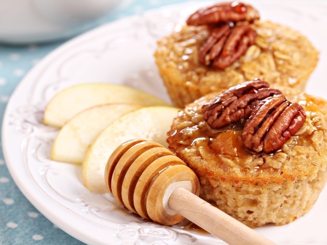 Кексы с медом, орехами и кусочками яблока