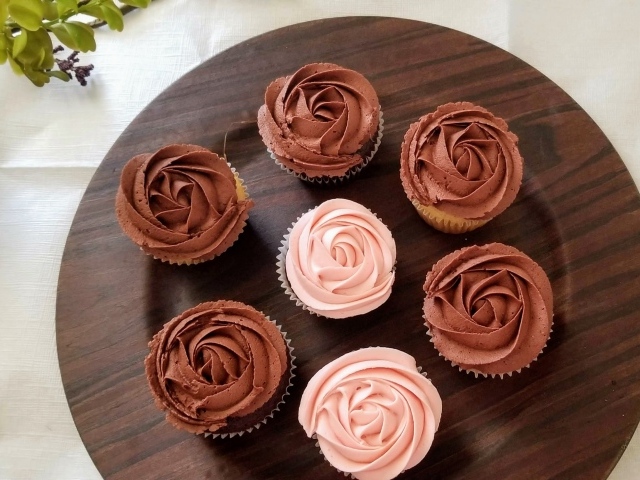 Маффины с розовым и шоколадным кремом