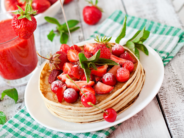 Блинчики с ягодами и клубничным смузи