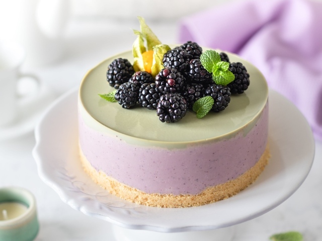 Пирог с муссом и ягодами черники