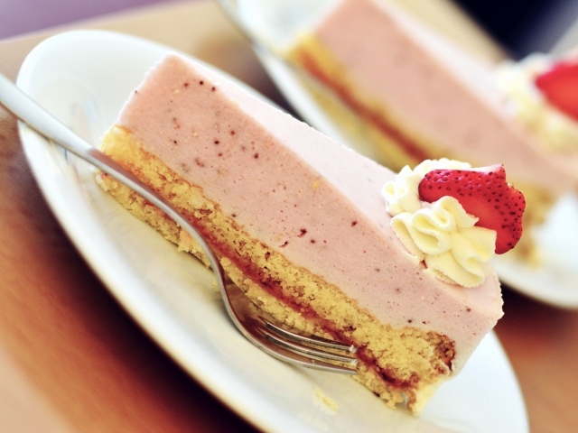 Кусок ягодного торта с кусочками клубники