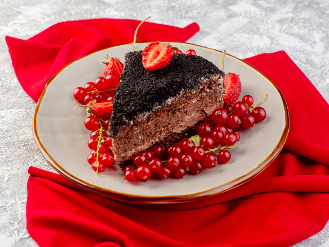 Кусок торта с красной смородиной и клубникой