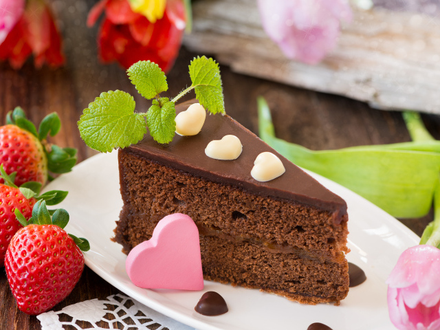 Кусок шоколадного торта с клубникой и сердечком