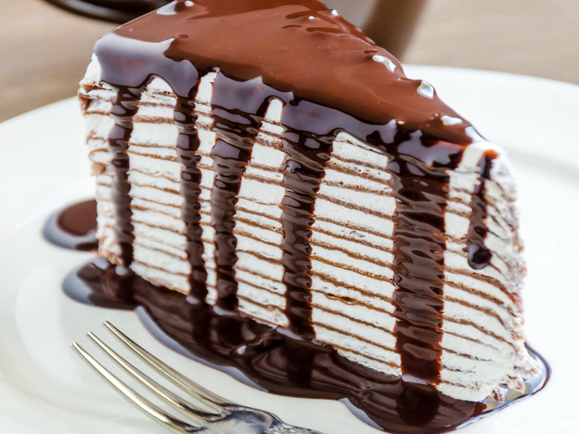 Кусок блинного торта с шоколадом