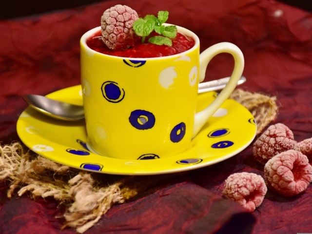 Малиновый сорбет с ягодами на столе в чашке