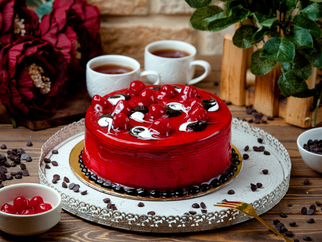 Красный вишневый торт на столе с чаем
