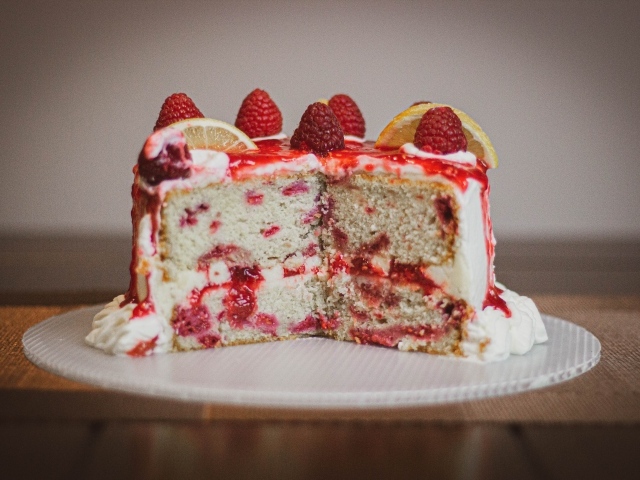 Нарезанный торт с ягодами на тарелке
