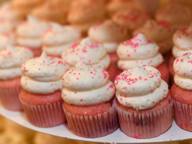 Маленькие розовые кексы с кремом