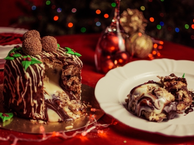 Сладкий десерт с кремом на тарелке