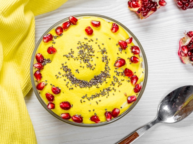 Сладкий десерт с зернами граната