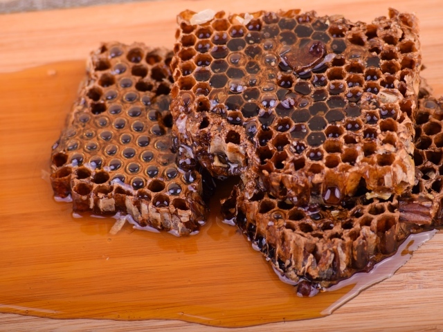 Сладкие медовые соты на столе