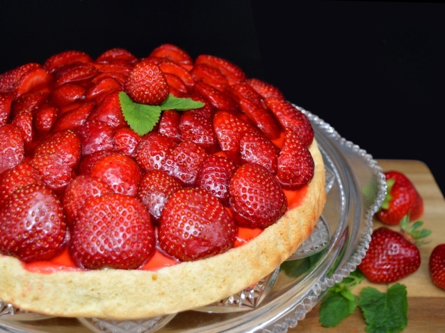 Сладкий пирог с ароматной красной клубникой