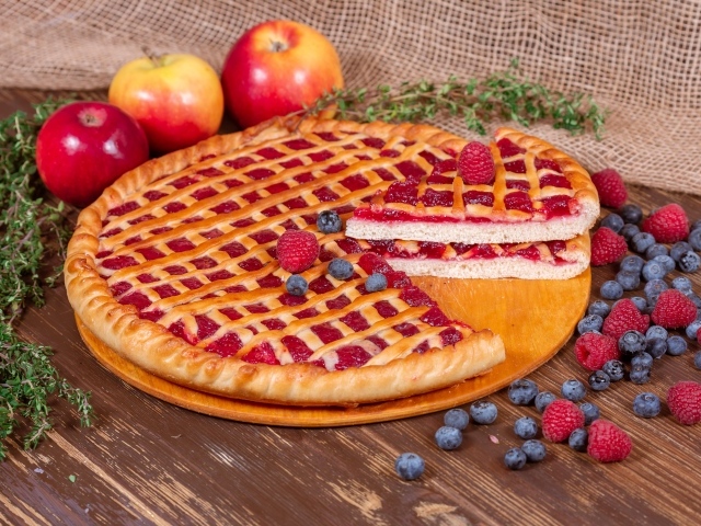 Сладкий пирог с ягодами малины, черники и яблоками