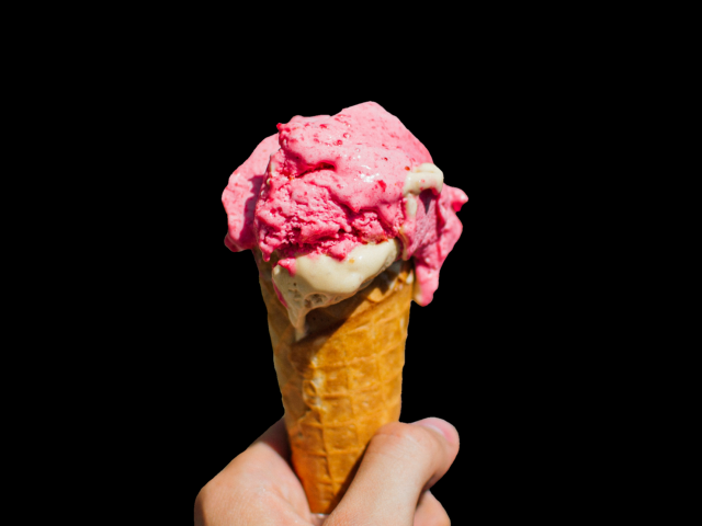 Сладкое малиновое мороженое в вафельном рожке