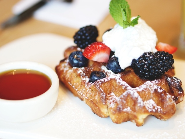 Сладкая вафля со сливками и ягодами