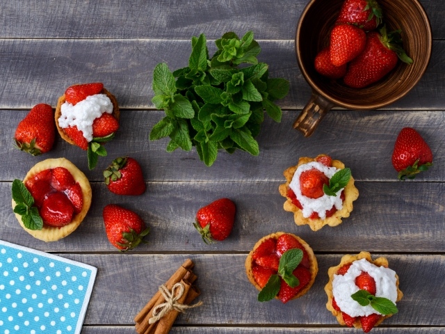 Тарталетки с кремом, ягодами клубники  и мятой
