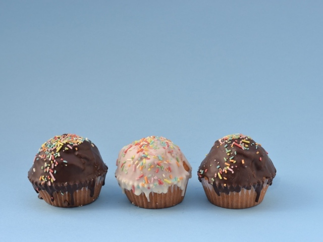 Три маффина на голубом фоне