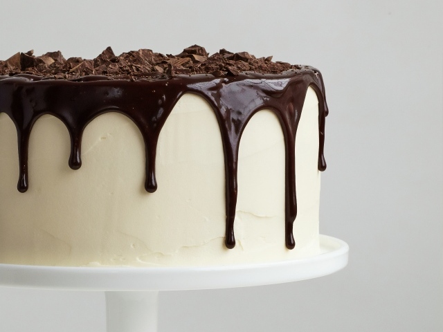 Белый праздничный торт с шоколадом