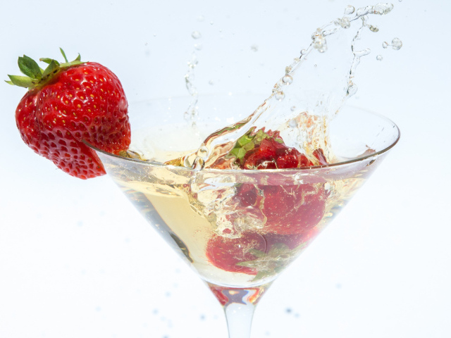 Коктейль с ягодой клубники на белом фоне