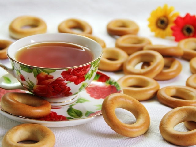 Чашка чая на столе с бубликами