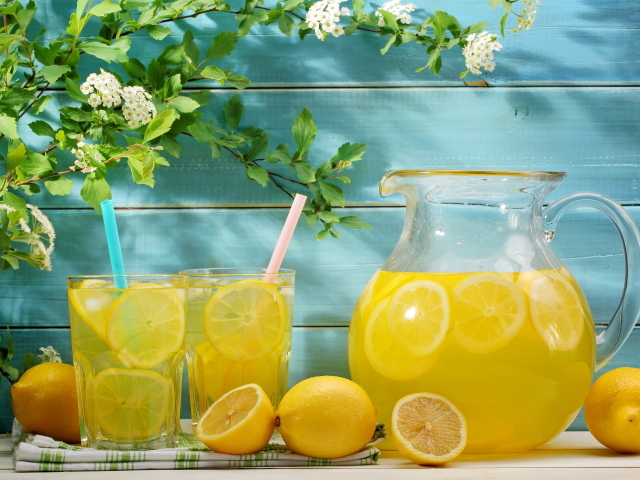 Графин с лимонадом на столе с фруктами