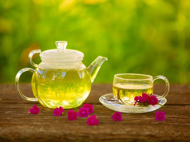 Зеленый чай с красными цветами гвоздики