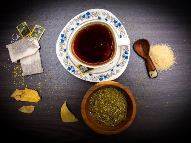Ингредиенты для чая на столе с чашкой