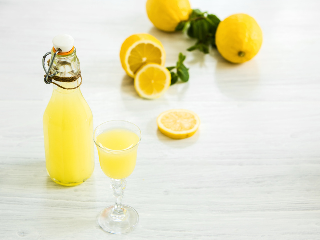Итальянский традиционный ликер лимончелло с лимоном