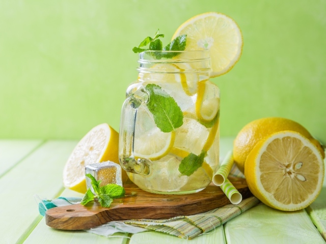 Банка с холодным лимонадом на столе